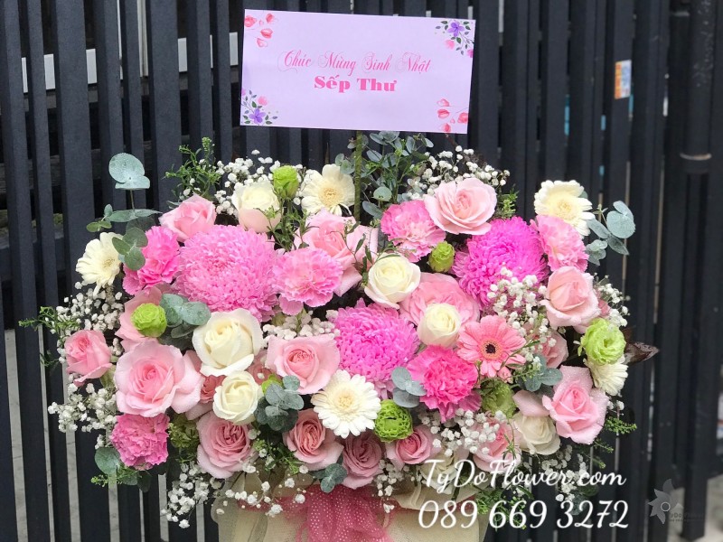 G122206 GIỎ HOA CHÚC MỪNG SINH NHẬT thiết kế hoa Cúc Mẫu Đơn hồng, hoa hồng Ohara Pink Roses, hoa hồng trắng, cát tường xanh bơ, cẩm chướng hồng, hoa lá phụ trắng xanh