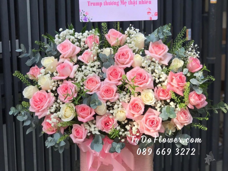 G122215 GIỎ HOA CHÚC MỪNG TẶNG MẸ thiết kế hoa hồng Ohara Pink Roses, hoa hồng trắng, baby trắng, lá bạc, cỏ đồng tiền