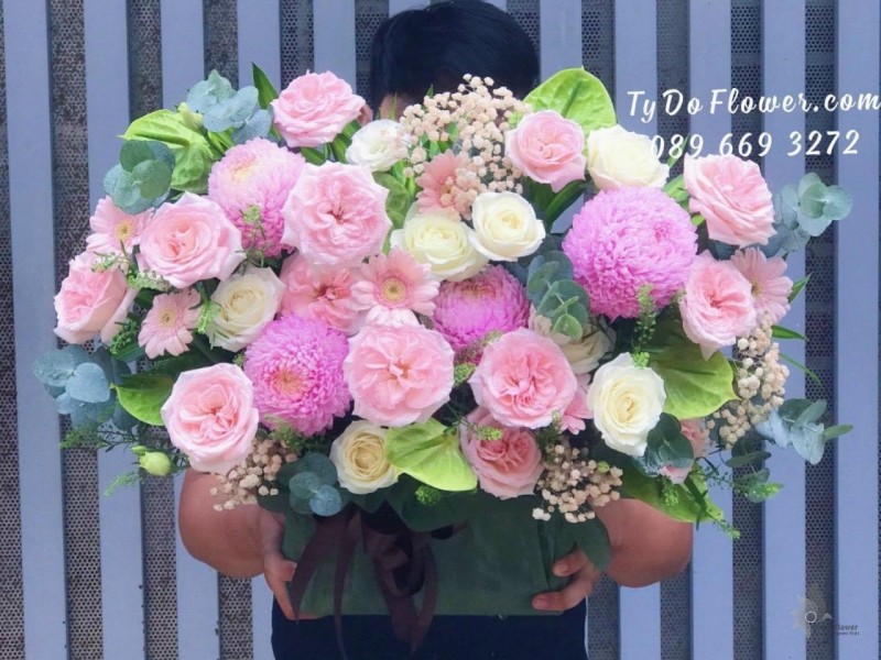 G122220 GIỎ HOA CHÚC MỪNG SINH NHẬT thiết kế hoa Cúc Mẫu Đơn hồng, hoa hồng Ohara Pink Roses, hoa hồng trắng, lá môn xanh, đồng tiền mini hồng, baby hồng, lá bạc
