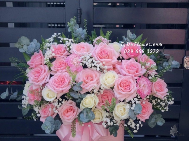 G122223 GIỎ HOA CHÚC MỪNG thiết kế hoa hồng Ohara Pink Roses, hoa hồng trắng, hoa lá phụ