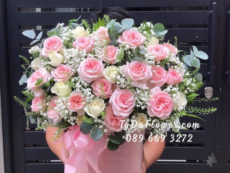 G122226 GIỎ HOA CHÚC MỪNG SINH NHẬT thiết kế hoa hồng Ohara Pink Roses, hoa hồng trắng, hoa lá phụ