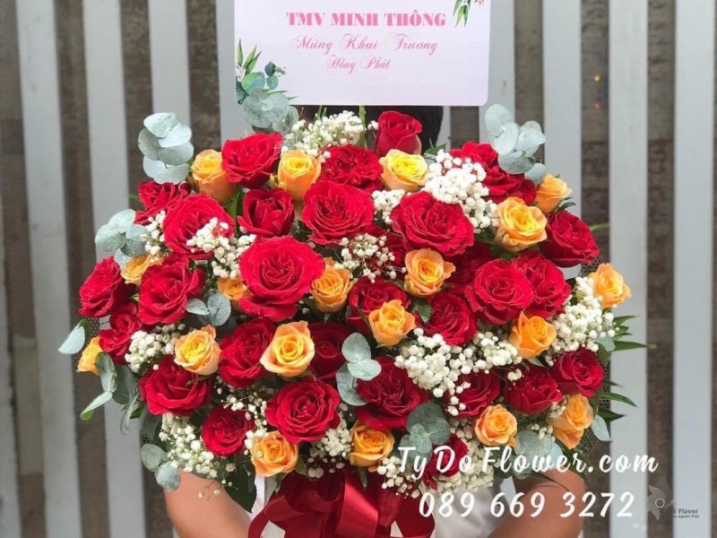 G122228 GIỎ HOA CHÚC MỪNG KHAI TRƯƠNG thiết kế hoa hồng đỏ Ohara Red Roses, hoa hồng cam Carrot, hoa lá phụ