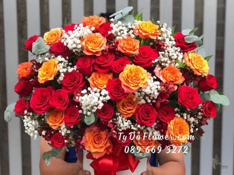 G122230 GIỎ HOA CHÚC MỪNG thiết kế hoa hồng đỏ Ecuador Roses, cam Spirit Roses, hoa lá phụ