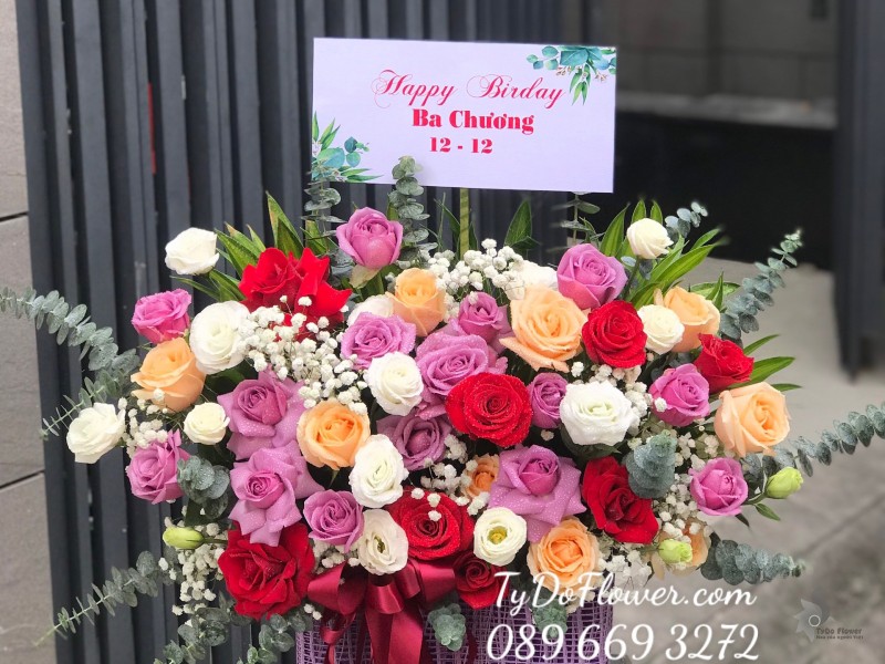G122236 GIỎ HOA CHÚC MỪNG SINH NHẬT thiết kế hoa hồng tím-trắng-cam, đỏ Ecuador Roses, hoa lá phụ 
