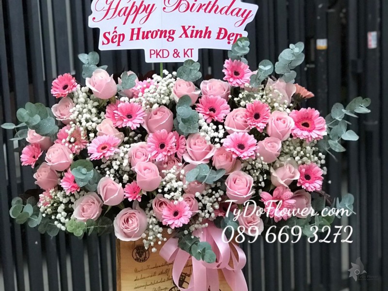 G0323355 GIỎ HOA HỒNG KEM DÂU HOA CHÚC MỪNG SINH NHẬT SẾP