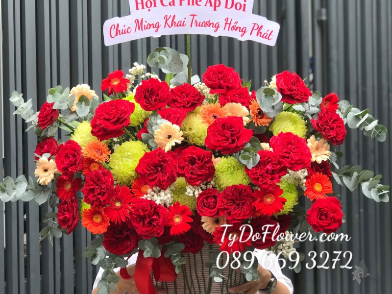 G0623724 GIỎ HOA CHÚC MỪNG KHAI TRƯƠNG thiết kế hoa hồng đỏ Ohara Red Roses, Cúc Mẫu Đơn Xanh Cốm, đồng tiền mini cam, lá bạc