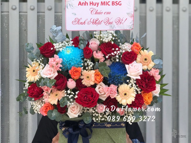 G0623727 GIỎ HOA CHÚC MỪNG SINH NHẬT VUI VẺ thiết kế Cúc Mẫu Đơn xanh dương, hoa hồng đỏ Ohara Red Roses, hoa hồng cam-kem, cẩm chướng hồng, đồng tiền cam, baby trắng, lá bạc