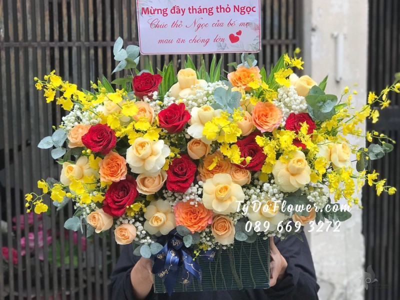 G0623737 GIỎ HOA CHÚC MỪNG ĐẦY THÁNG thiết kế hoa hồng Juliet Roses-Cam Spirit Roses-Ecuardor Red Roses, lan vũ nữ, baby trắng, lá bạc