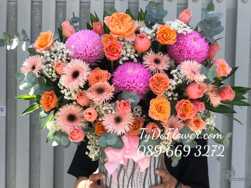 G0623799 GIỎ HOA CHÚC MỪNG thiết kế hoa Cúc Mẫu Đơn hồng, Hoa Hồng Cam Spirit-Juliet Roses, đồng tiền tua, baby trắng, lá bạc