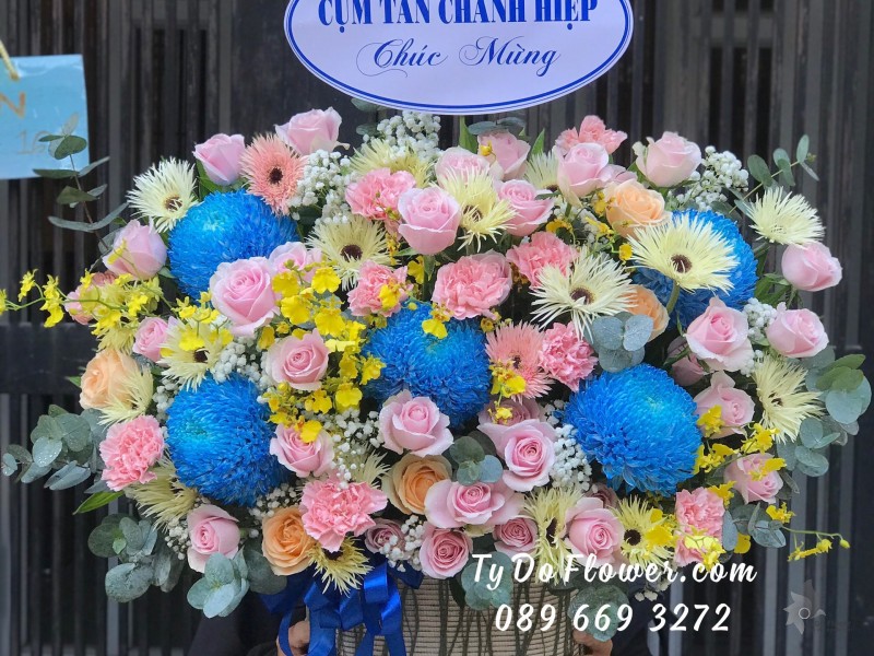 G0623800 GIỎ HOA CHÚC MỪNG thiết kế Hoa Cúc Mẫu Đơn xanh dương, hoa hồng kem-cam, cẩm chướng hồng, đồng tiền tua, baby trắng, lá bạc