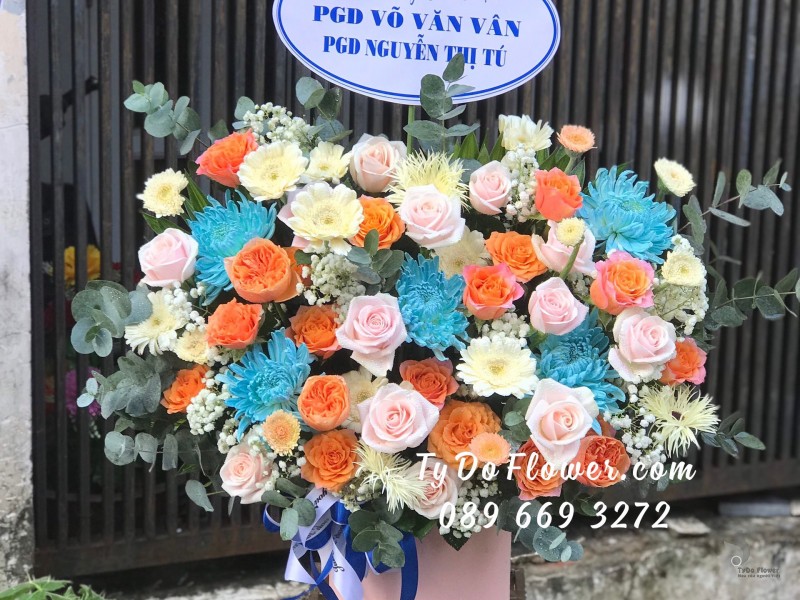 G0623804 GIỎ HOA CHÚC MỪNG SINH NHẬT thiết kế Hoa Cúc Xanh Dương, hoa hồng kem-cam Spirit Roses, đồng tiền mini trắng, baby trắng, lá bạc