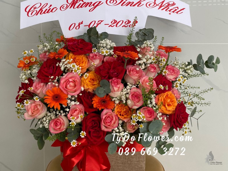 G0723825 GIỎ HOA CHÚC MỪNG SINH NHẬT thiết kế hoa hồng đỏ Ohara Red Roses, Cam Spirit Roses, hoa hồng song hỷ, đồng tiền cam, cúc tana, baby trắng, lá bạc