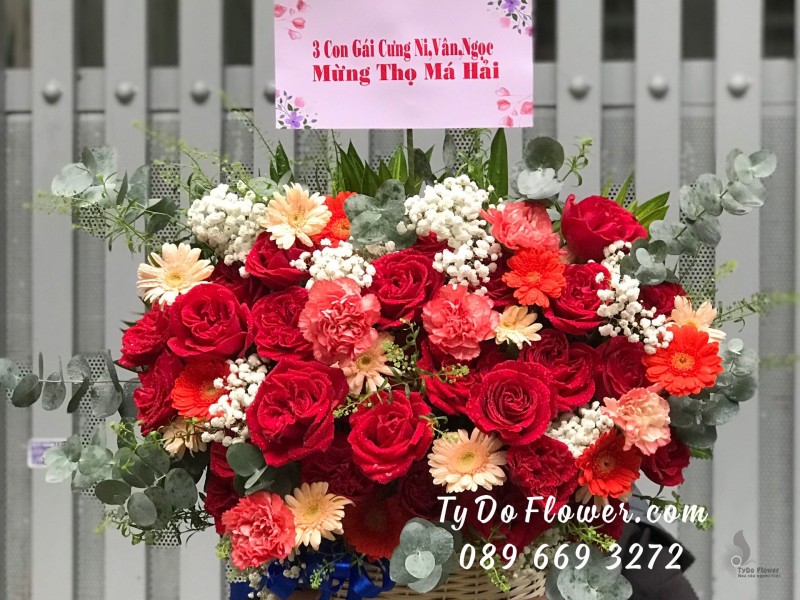 G0723842 GIỎ HOA MỪNG THỌ thiết kế Hoa Hồng Đỏ Ohara Red Roses, cẩm chướng đỏ, đồng tiền mini cam, baby trắng, lá bạc, cỏ đồng tiền