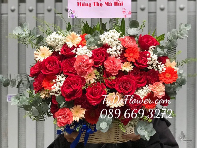 G0823863 GIỎ HOA HỒNG ĐỎ OHARA RED ROSES mix hoa phụ màu hồng cam trắng Hoa Mừng Thọ Má