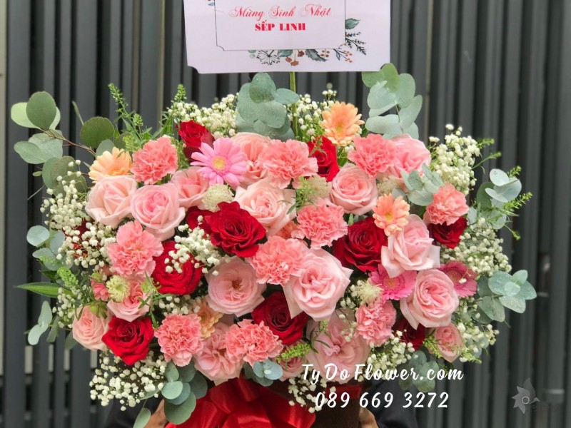 G0823911 GIỎ HOA CHÚC MỪNG SINH NHẬT SẾP thiết kế  hoa hồng đỏ Ecuador, hoa hồng Ohara Pink Roses, cẩm chướng hồng, đồng tiền cam, baby trắng, lá bạc, cỏ đồng tiền