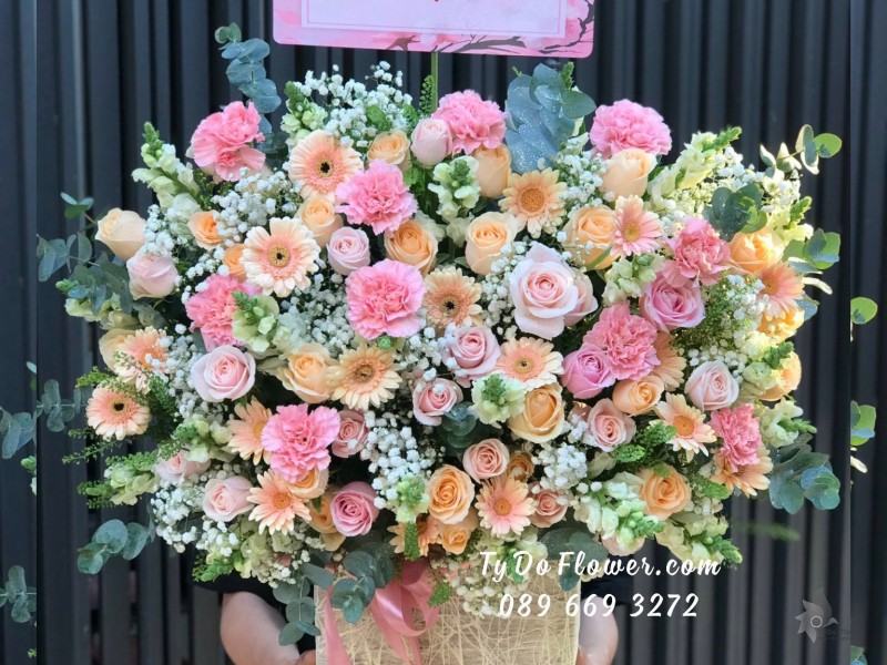 G0823921 GIỎ HOA CHÚC MỪNG SINH NHẬT CHỒNG YÊU thiết kế tone màu pastel hoa hồng cam-kem, cẩm chướng hồng, đồng tiền cam, mõm sói trắng, baby trắng, lá bạc