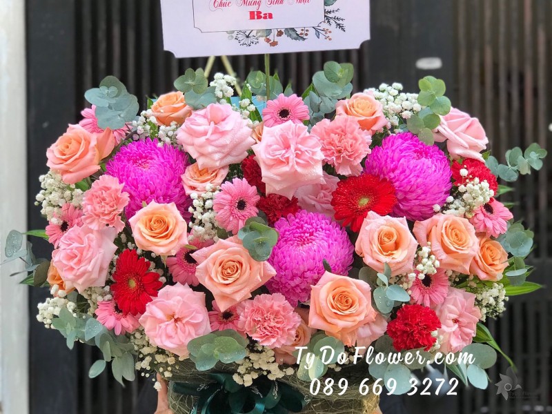G0823922 GIỎ HOA CHÚC MỪNG SINH NHẬT BA thiết kế Hoa Cúc Mẫu Đơn hồng, hoa hồng Ohara Pink Roses, hoa hồng cam, đồng tiền hồng, baby trắng, lá bạc