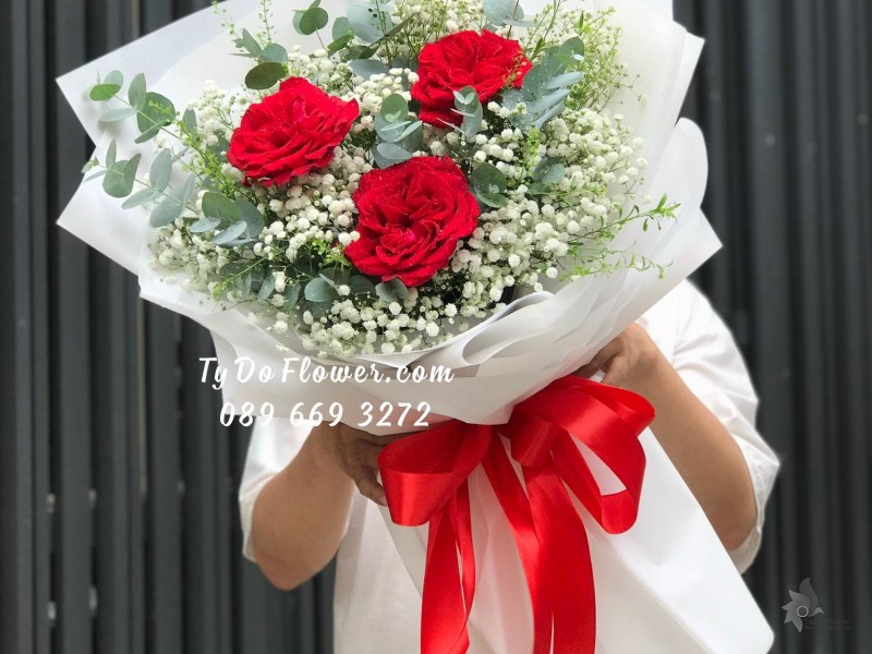 B0823934 BÓ HOA HỒNG ĐỎ OHARA ROSES mix BABY TRẮNG