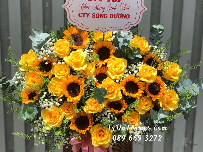 G0823956 GIỎ HOA CHÚC MỪNG SINH NHẬT thiết kế Hoa Hướng Dương mix Hoa Hồng Vàng