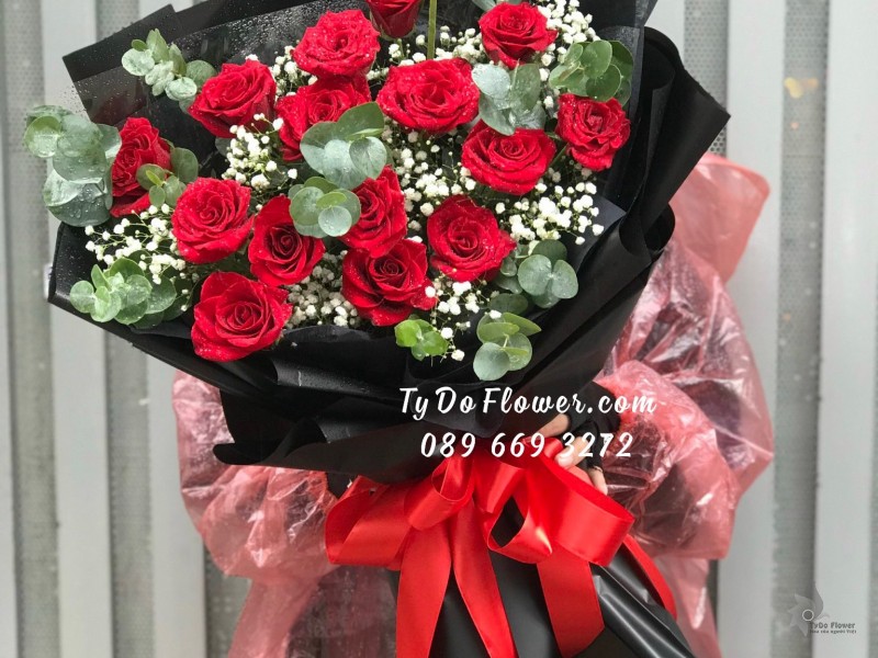 B0923976 BÓ HOA CHÚC MỪNG SINH NHẬT thiết kế Hoa Hồng Đỏ Red Ecuador Roses mix Baby Trắng