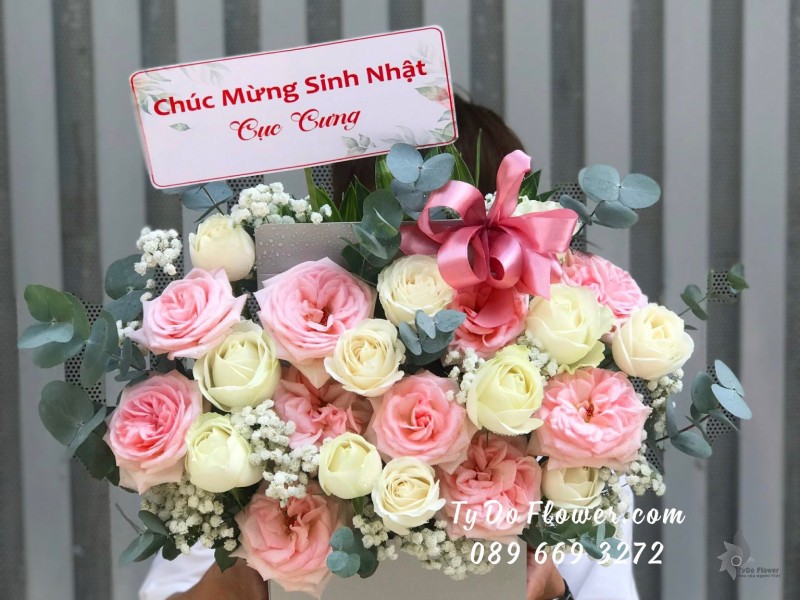 G0923990 GIỎ HOA CHÚC MỪNG SINH NHẬT thiết kế Hoa Hồng Trắng mix Hoa Hồng Pink Ohara Roses