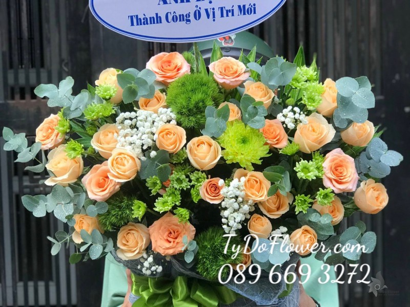 G0923993 GIỎ HOA CHÚC MỪNG THÀNH CÔNG Ở VỊ TRÍ MỚI thiết kế Hoa Hồng Cam mix Green Wichky vs Cúc Xanh