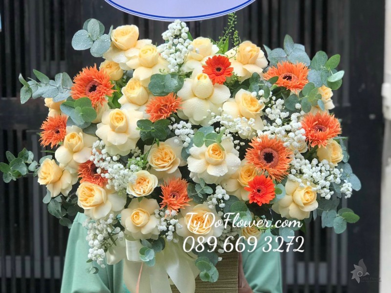 G0923994 GIỎ HOA CHÚC MỪNG thiết kế Hoa Hồng Juliet Roses mix Đồng Tiền Tua
