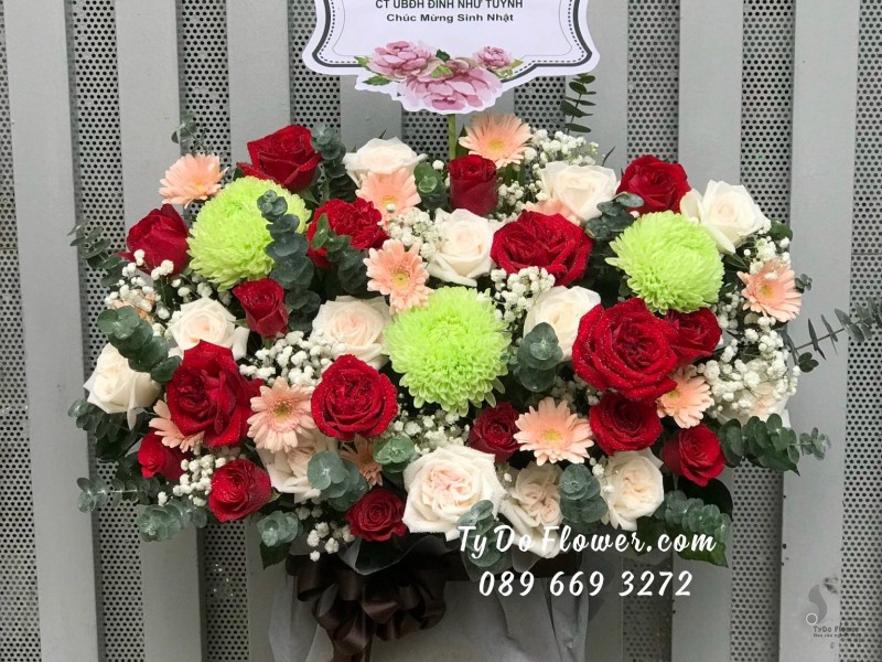 G09231005 GIỎ HOA CHÚC MỪNG SINH NHẬT thiết kế hoa Cúc Mẫu Đơn xanh cốm mix hoa hồng đỏ Red Ohara Roses, hoa hồng trắng White Ohara Roses, Đồng Tiền Mini cam