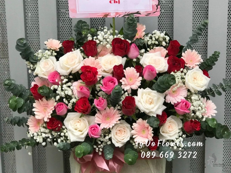 G09231006 GIỎ HOA CHÚC MỪNG SINH NHẬT thiết kế hoa hồng trắng White Ohara Roses mix hoa hồng đỏ, hoa hồng sen, hoa đồng tiền mini hồng