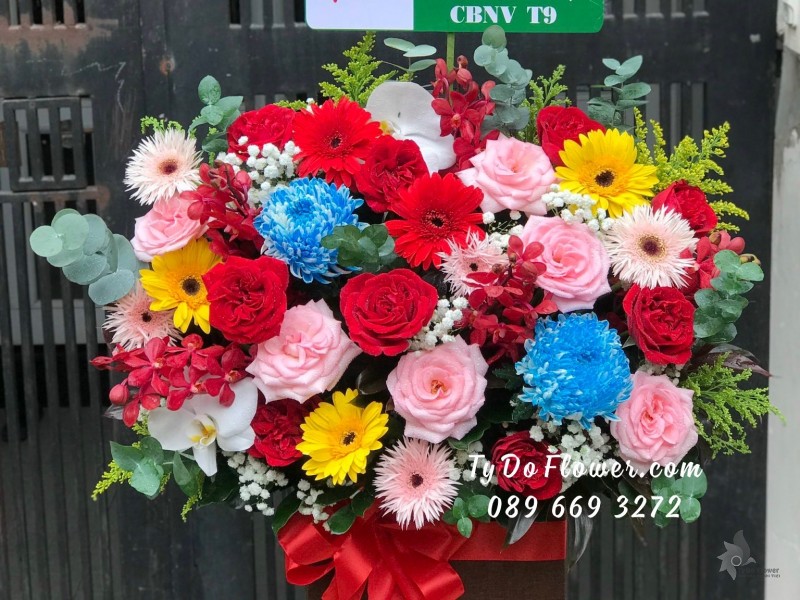 G09231008 GIỎ HOA CHÚC MỪNG SINH NHẬT thiết kế hoa hồng Pink Ohara Roses, hoa hồng đỏ Red Ohara Roses mix cúc xanh dương, đồng tiền và hoa phụ tone màu hồng đỏ vàng