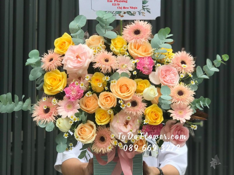 G09231010 GIỎ HOA CHÚC MỪNG SINH NHẬT thiết kế hoa hồng vàng mix hoa hồng cam, hoa hồng Pink Ohara Roses, đồng tiền tua và hoa phụ tone màu hồng trắng