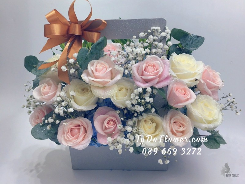 G09231017 GIỎ HOA CHÚC MỪNG thiết kế hoa hồng kem, hoa hồng trắng mix baby trắng, lá bạc