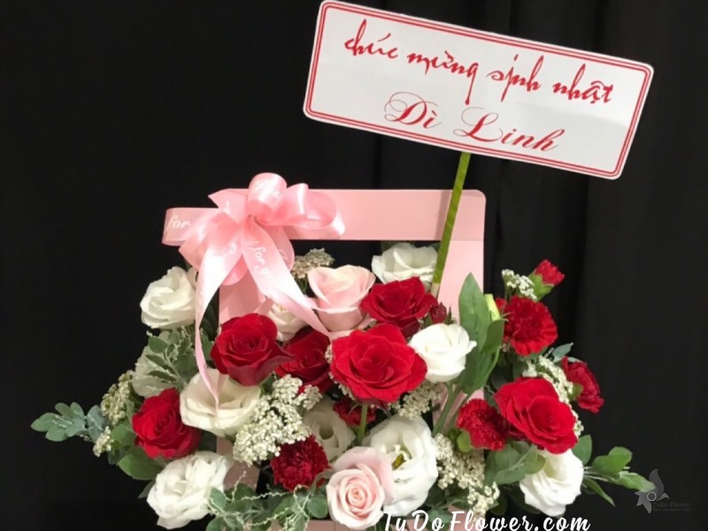 G09231020 GIỎ HOA CHÚC MỪNG thiết kế hoa hồng đỏ, cát tường trắng mix hoa lá phụ trắng xanh