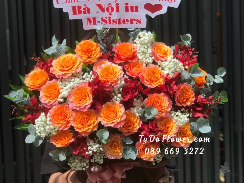 G09231033 GIỎ HOA CHÚC MỪNG SINH NHẬT BÀ thiết kế Hoa Hồng Cam Spirit Roses, Hoa Lan Mokara Đỏ mix Baby Trắng, Lá Bạc