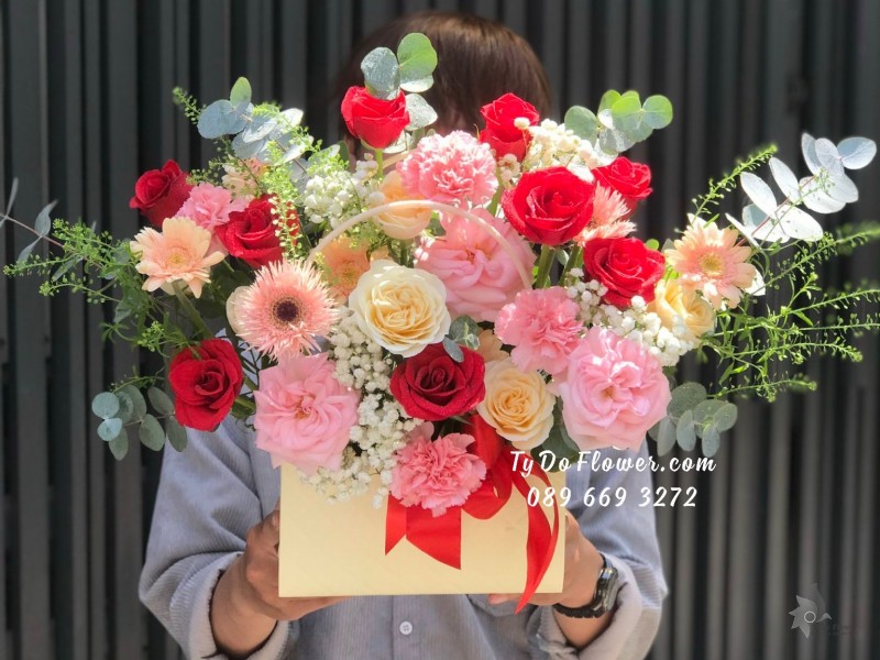 G09231038 GIỎ HOA CHÚC MỪNG thiết kế Hoa Hồng Đỏ, Hoa Hồng Pink Ohara Roses, Hoa Hồng Cam Juliet mix hoa lá phụ tone màu hồng cam trắng xanh