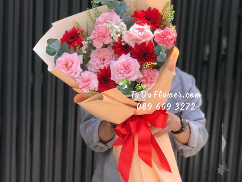 B09231039 BÓ HOA CHÚC MỪNG thiết kế Hoa Hồng Pink Ohara Roses, Đồng Tiền Đỏ mix hoa lá phụ trắng xanh