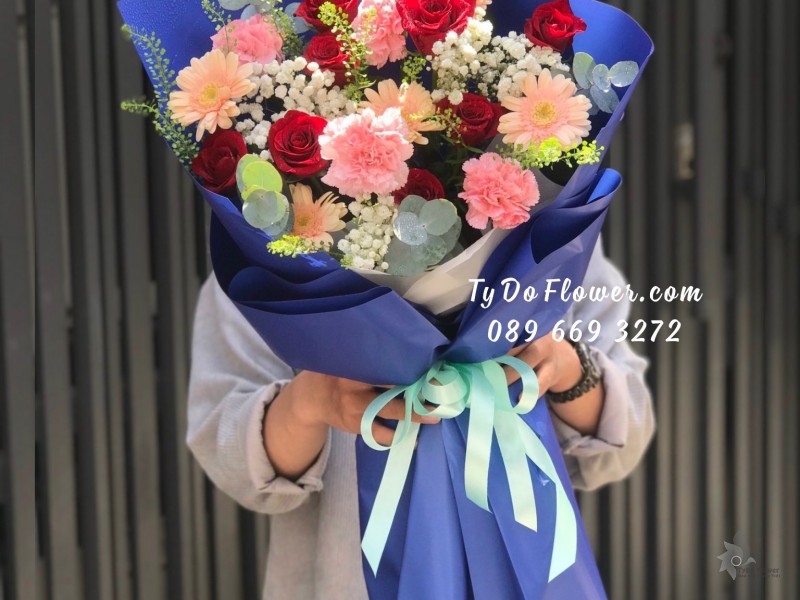 B09231040 BÓ HOA CHÚC MỪNG thiết kế Hoa Hồng Đỏ Ecuador Rose, Cẩm Chướng Hồng, Đồng Tiền Mini Cam mix hoa lá phụ trắng xanh