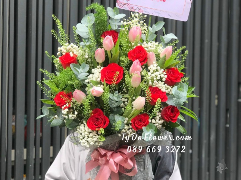 G09231046 GIỎ HOA CHÚC MỪNG SINH NHẬT - thiết kế hoa Tulip hồng, Hoa Hồng Đỏ Pháp, Baby Trắng mix Cỏ Đồng Tiền, Lá Xanh