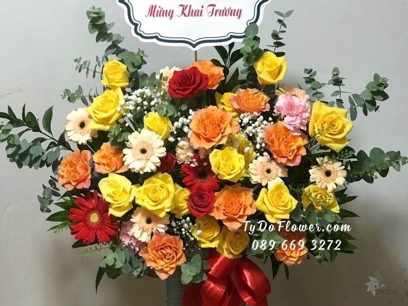 G10231051 GIỎ HOA CHÚC MỪNG KHAI TRƯƠNG thiết kế hoa hồng vàng, hoa hồng cam spirit roses mix hoa lá phụ tone màu đỏ xanh cam