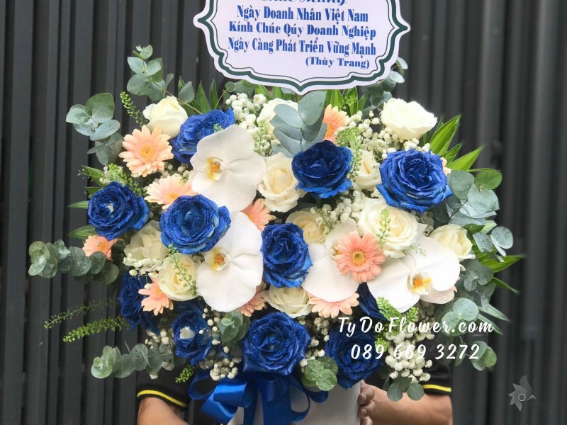 G10231080 GIỎ HOA CHÚC MỪNG Ngày Doanh Nhân Việt Nam thiết kế chủ đạo hoa hồng xanh