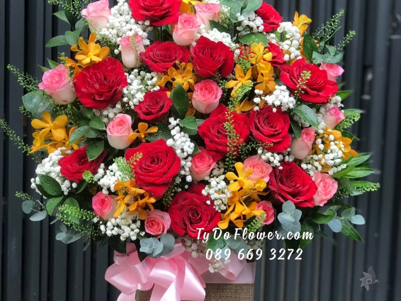 G10231083 GIỎ HOA CHÚC MỪNG thiết kế chủ đạo hoa hồng đỏ Ecuador Red Roses