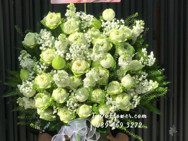 G10231089 GIỎ HOA CHÚC MỪNG SINH NHẬT thiết kế chủ đạo hoa sen trắng