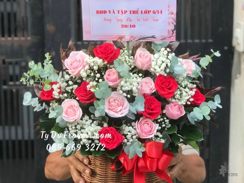 G102310103 GIỎ HOA CHÚC MỪNG thiết kế hoa hồng đỏ - kem dâu