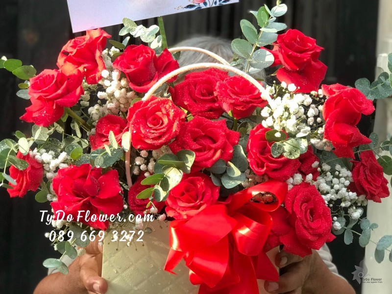 G102310105 GIỎ HOA CHÚC MỪNG thiết kế hoa hồng đỏ