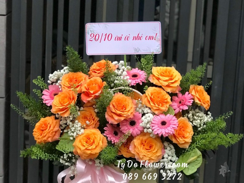 G102310106 GIỎ HOA CHÚC MỪNG thiết kế hoa hồng cam Spirit Roses, đồng tiền Mini hồng