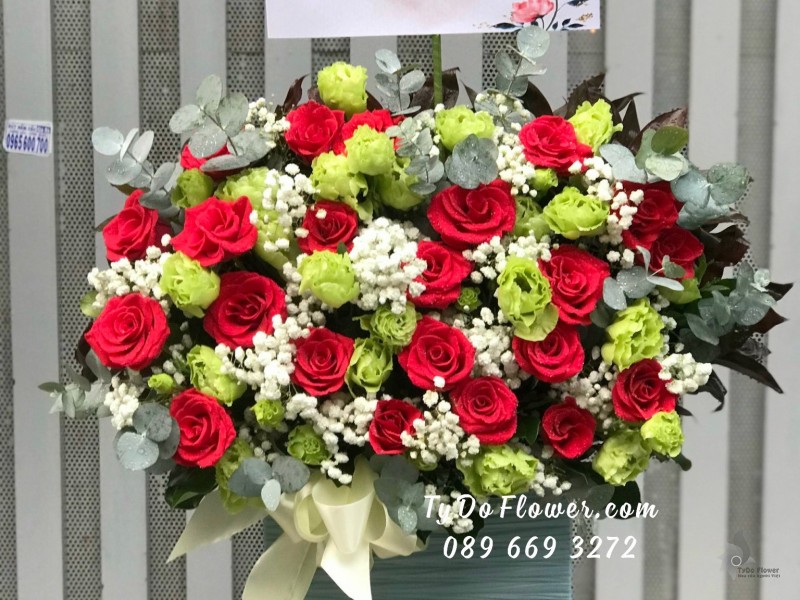 G102310108 GIỎ HOA CHÚC MỪNG SINH NHẬT thiết kế hoa hồng đỏ, cát tường xanh