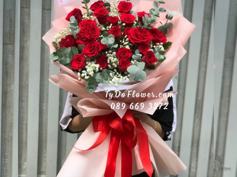 B102310117 BÓ HOA CHÚC MỪNG thiết kế hoa hồng đỏ Pháp, Ohara Red Roses