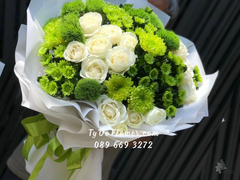B102310119 BÓ HOA CHÚC MỪNG thiết kế tone màu trắng xanh Hoa Hồng Trắng, Cúc, Green Wicky