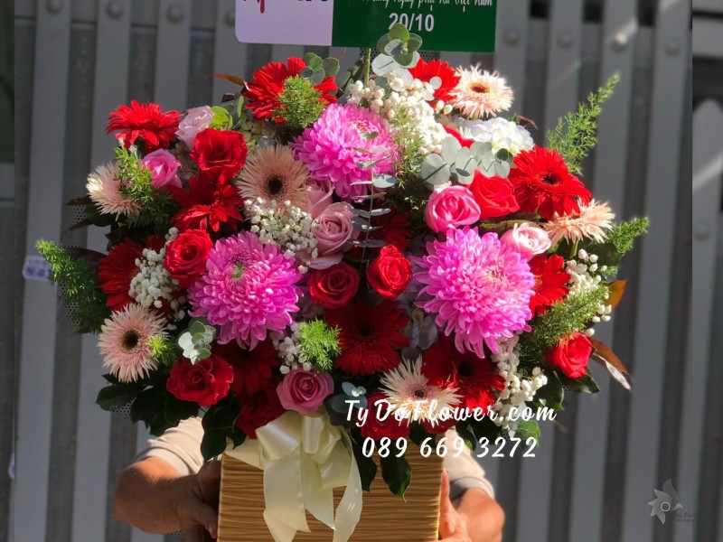 G102310124 GIỎ HOA CHÚC MỪNG thiết kế tone màu đỏ hồng, điểm nhấn hoa Cúc Mẫu Đơn hồng