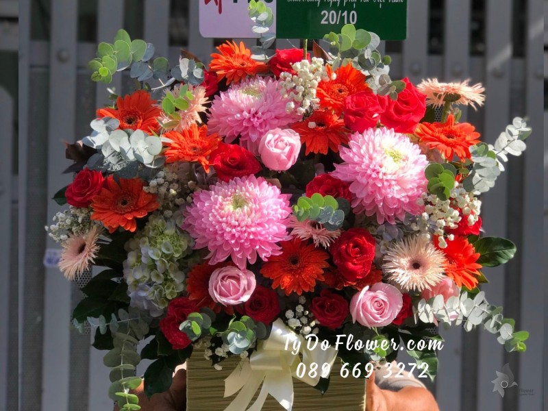 G102310125 GIỎ HOA CHÚC MỪNG thiết kế tone màu đỏ hồng cam, điểm nhấn hoa Cúc Mẫu Đơn hồng